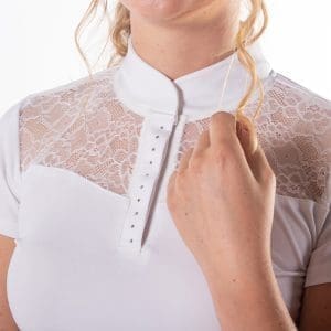 QHP Camiseta de concurso Madee Detalle Cuello